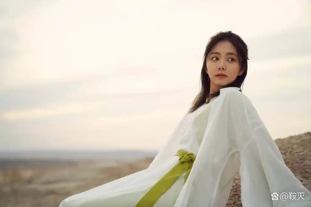 谭松韵白衣古装,在沙漠翩翩起舞