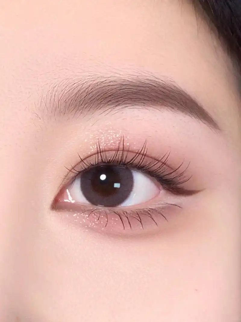 新手日常不会出错的低饱和眼妆 粉色卧蚕 碎闪好有氛围感哦~干净剂滗