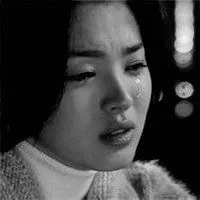 超伤感的微信流泪女生黑白头像