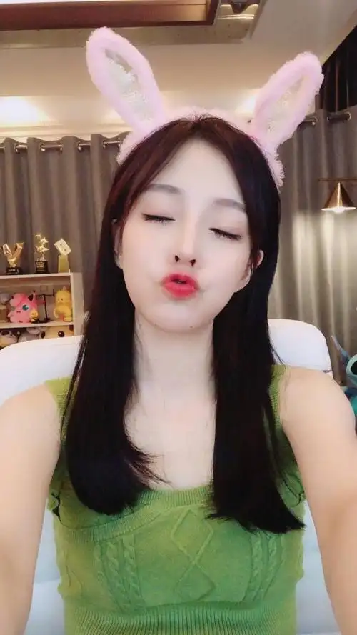 网红主播冯提莫嘟嘴卖萌写真,可爱极了