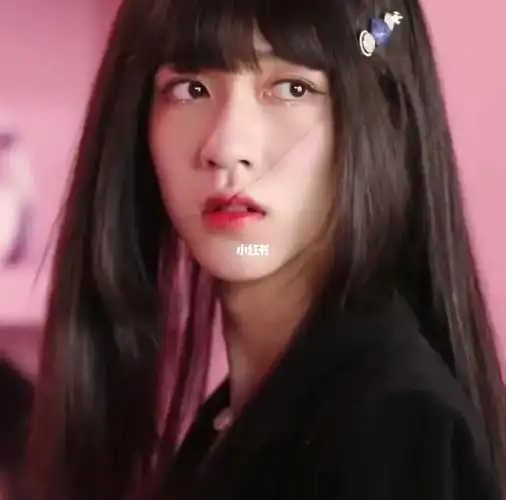 "(宋)"看到了,我出去的时候遇见的"(严)"长的怎么样啊"(刘)"呐,照片