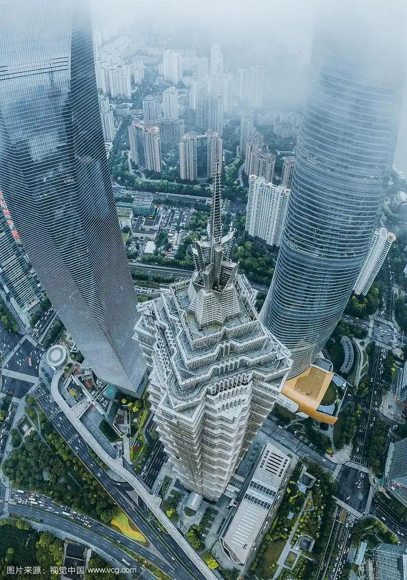 俯视上海摩天大楼