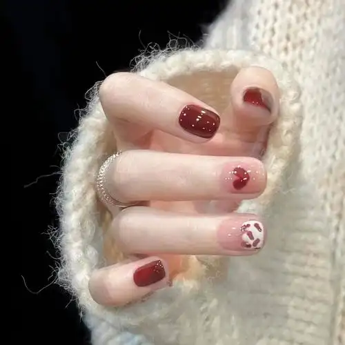红色系显白爱心涂鸦温柔气质短甲新年春节穿戴甲手工美甲