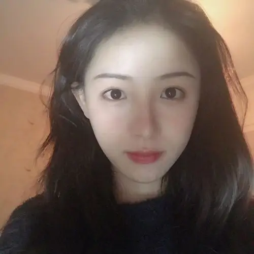 周二珂深夜发自两张自拍,网友称:也就18岁和38岁的区别