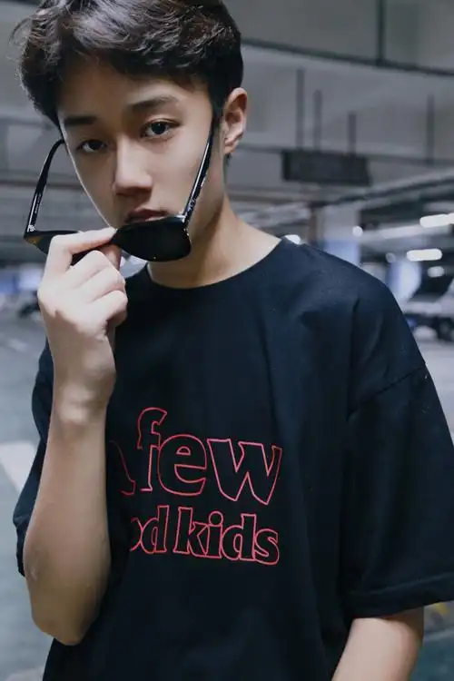 14岁男孩车库写真