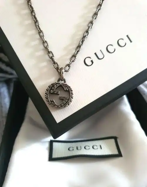 项链采用金属镀做旧效果金精制而成,gucci项链最直观的就是它的镀层