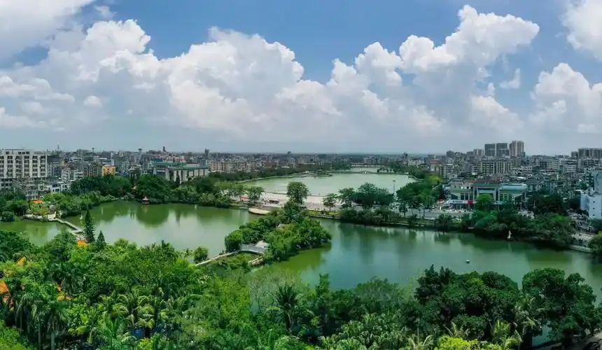 风景谢鞋山 郭龙碧 摄碧水蓝天湛江各色地标配上"湛"蓝天空如诗如画
