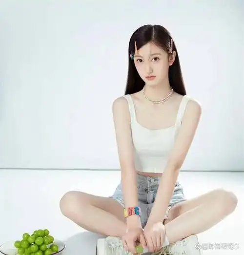 在童星的光环下,裴佳欣如同蝶变的花朵,渐渐展开耀眼的花瓣.