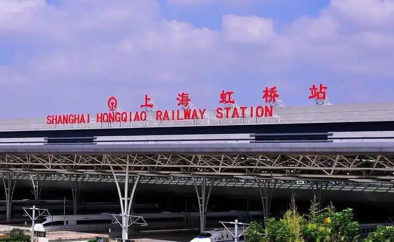 高温下虹桥火车站站台"守护者":发了盐汽水但不敢畅饮.