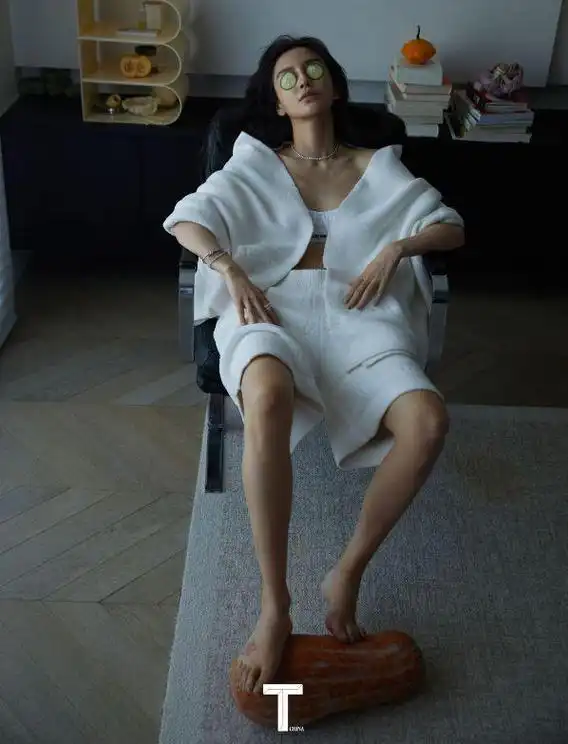 杨颖晒出法国度假照,穿比基尼秀傲人身材,网友热评:太养眼了!