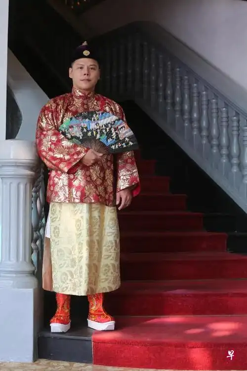 新郎保持中国清末民初的装束风格,头戴圆形瓜皮帽,身穿宽松长袍马褂式