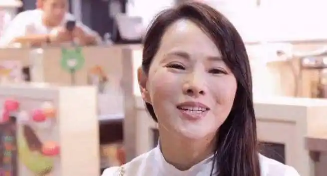 52岁伊能静素颜出门,生图似"大妈",腹部赘肉被人嘲!_瑜伽_状态_运动