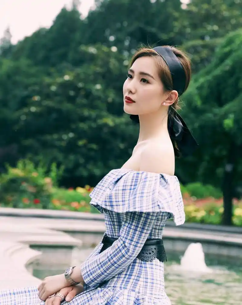 照片中,刘诗诗站在绿树成荫的公园里,将头发梳成中分低马尾,搭配藏