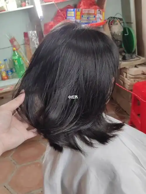 适合沙发圆脸高层次锁骨短发搭配黑茶色