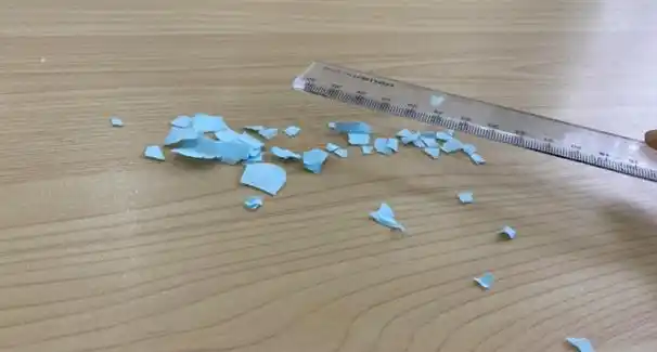 摩擦吸引小纸片原理:因为摩擦产生了静电,电会吸引与他带相反电荷的电