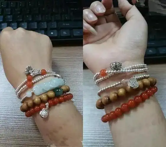 为了追赶"叠戴"潮流,于是将自己新买的翡翠镯子与黄金手镯戴在了一起