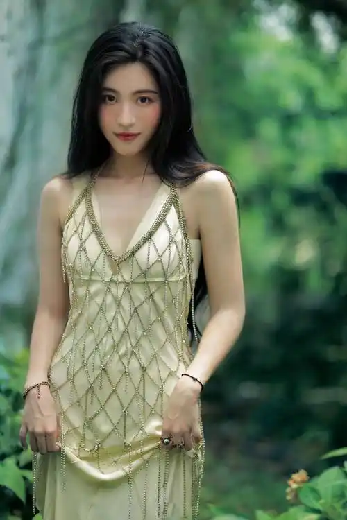 孙芮发布清凉夏日生日写真穿v领裙化身丛林女神