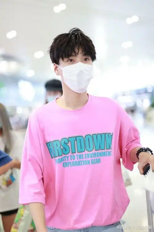 王博文穿粉色t恤少男心爆棚 接受粉丝礼物超暖心