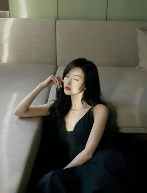 景甜穿深v吊带裙小秀性感跪坐沙发氛围感足