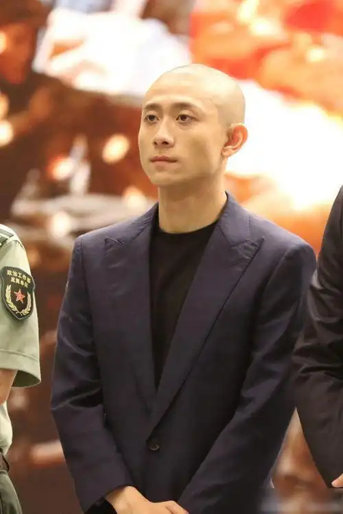 光头张一山正装出席活动,表情严肃一本正经,下一秒就变表情包