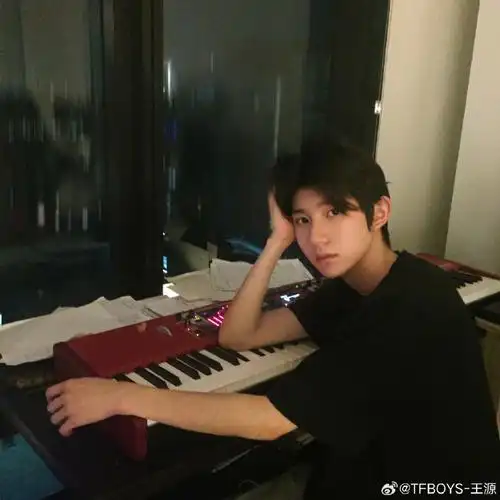 还是阅读理解和作文题王源的文字频频出现在学校官博,朋友圈文案,高考