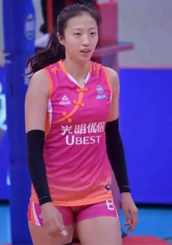 丁霞比赛美照,上围傲挺,身材圆润丰满,颜值被低估,女排开心果