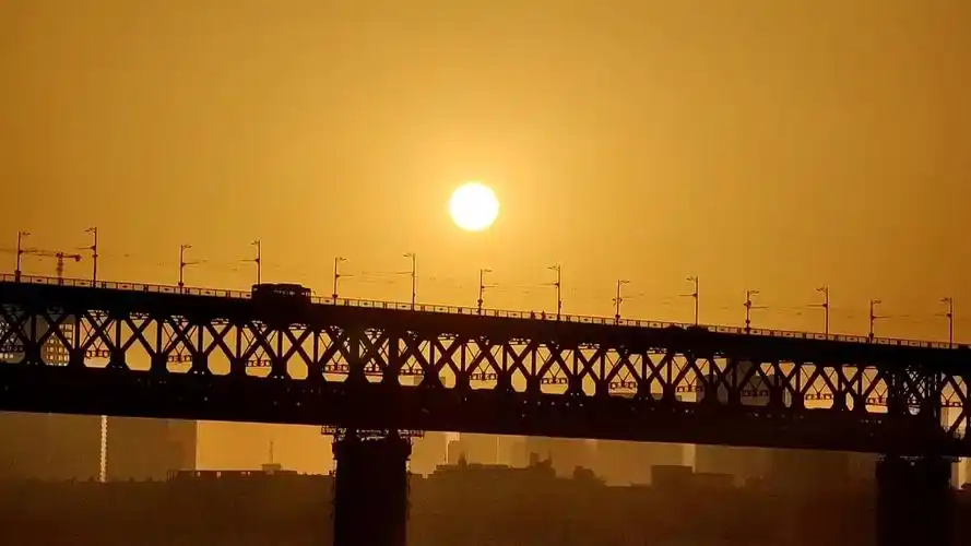 武汉长江大桥的日出