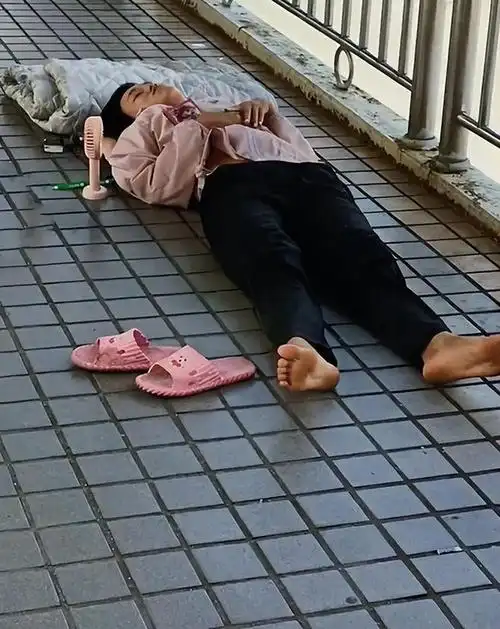 广东年轻女子每天躺在天桥上不肯进厂打工不想再努力了
