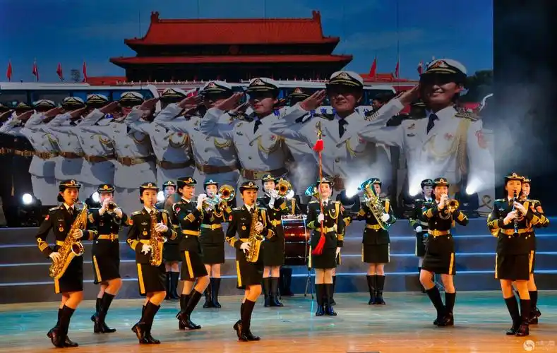 "五月的鲜花"之女子军乐队表演