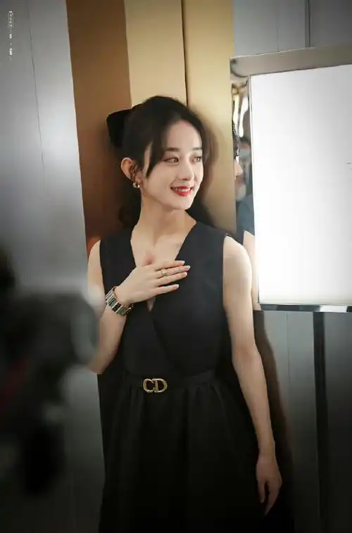 赵丽颖给生活比个耶##赵丽颖的黑色手套