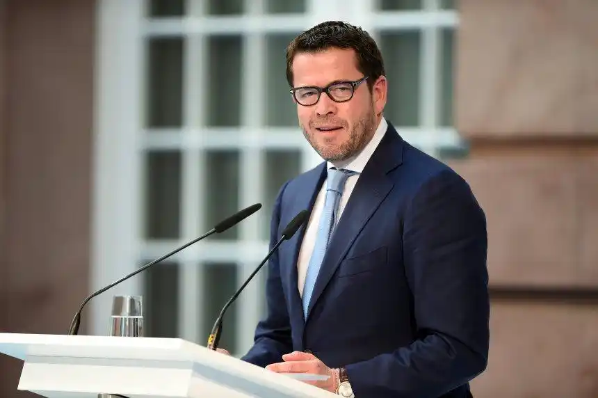 德国政坛再曝学术丑闻一部长博士论文涉嫌大面积抄袭