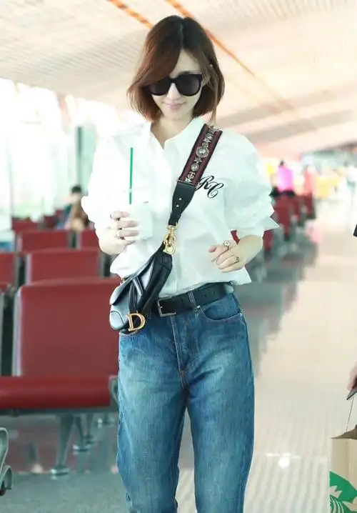 王丽坤现身首都机场 素颜穿白衬衫清新动人