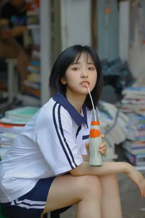 沈月校服写真学生气满满明眸皓齿笑容元气