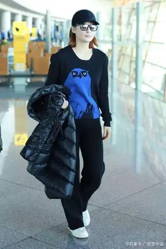 2019年3月6日,北京,蒋勤勤现身机场,44岁美女素颜皮肤白嫩穿卡通毛衣