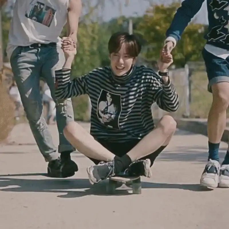 王一博被牵着玩滑板,这是要把宝儿宠上天了啊[捂脸][捂脸][捂脸]