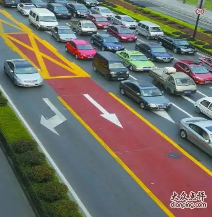 追答 遇到路口时,公交专用道上有虚线,私家车和其它社会车辆可在此