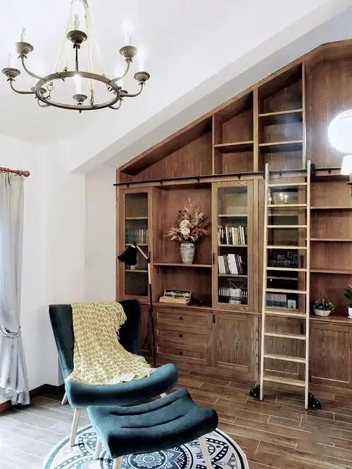 ▼在阁楼小窗前放置一桌椅,根据斜角定制一柜子,安静的办公环境在家你