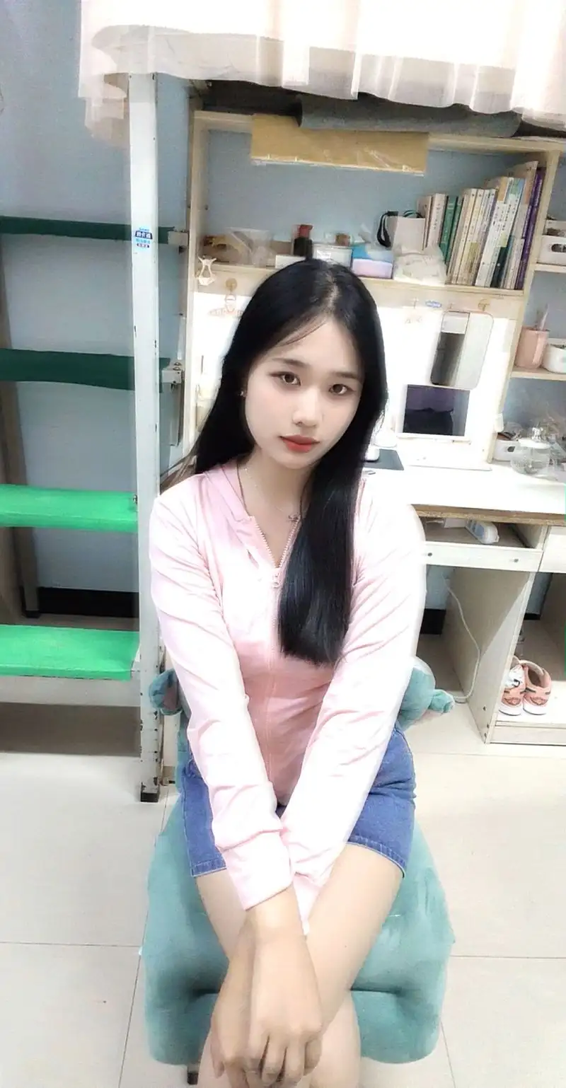 张雯娜:年轻的时候要多拍点自拍,这样八十岁的时候也可以网恋#女大学