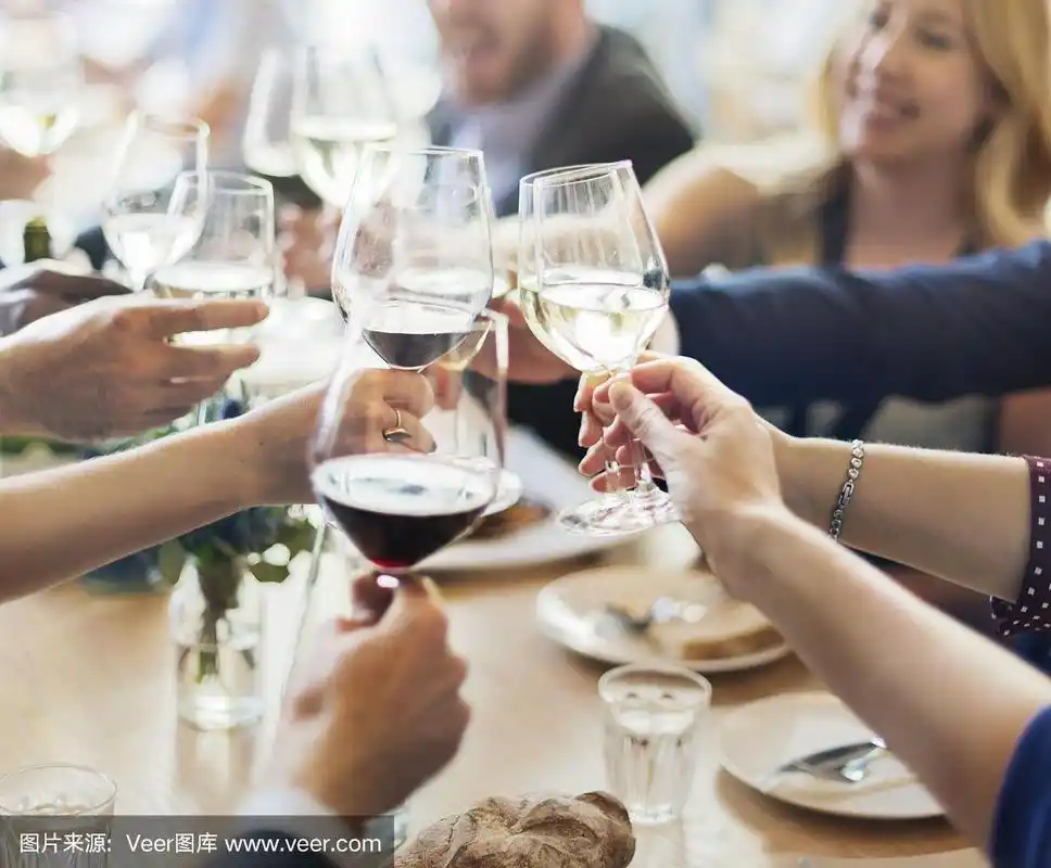 商务人士聚会庆祝成功概念