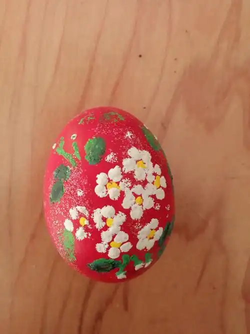 是绘画空间,地点的延展和创新,利用蛋壳这种特殊的材料和独特的肌理