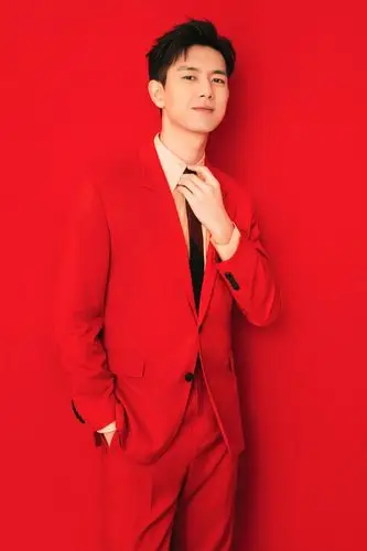 李现穿红色西装眼神柔和温暖潇洒落座展十足男人味