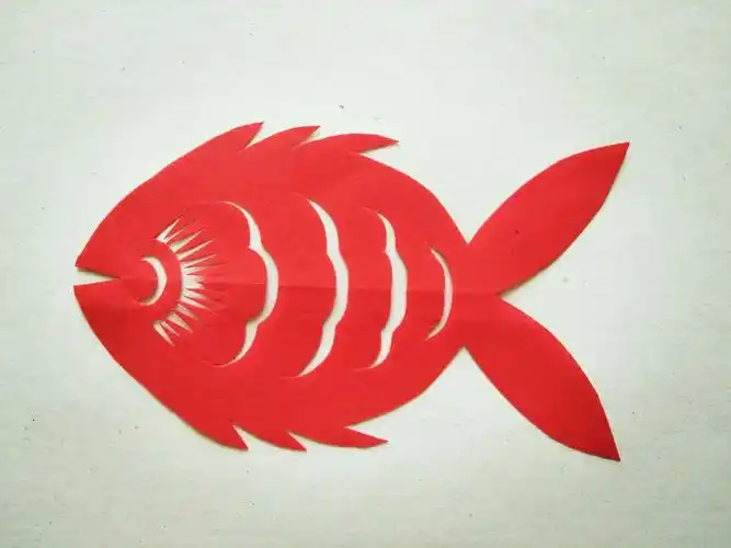 风轮小学《抗击疫情 停课不停学》——美术课堂《剪纸——快乐的小鱼