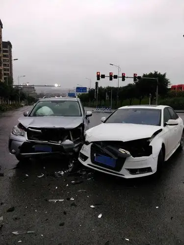 神剧情夫妻讨论电视剧剧情起争吵驾车闯红灯追尾损失5万