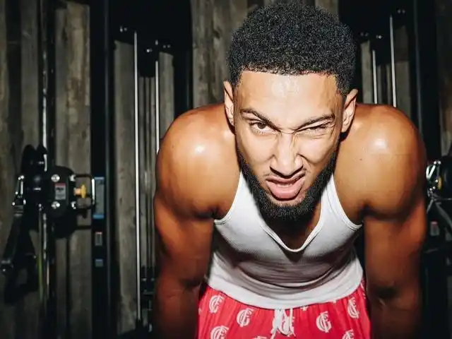 游泳骑马,随后又开始苦练!西蒙斯晒个人动态,青筋暴起线条完美