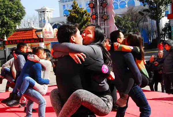 汇生活 _ 上海欢乐谷:花式接吻大赛迎接情人节