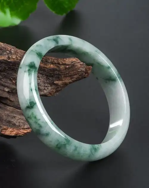 5000左右的玉镯子图片(5000左右的玉镯子图片欣赏)