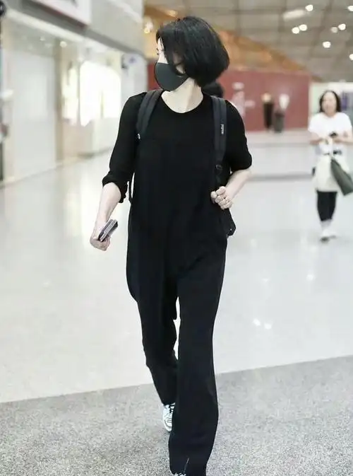 "王菲"穿得越佛系越高级,蓝色衬衫配阔腿裤超简约,气场无敌了