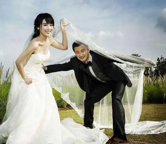 吴京一家为大儿子办生日宴!谢楠素颜精致貌美,俩娃如复制似妈妈