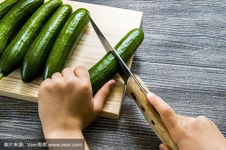 黄瓜图片切在砧板上,用刀切黄瓜