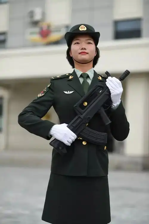 海军浪花白,空军天空蓝,火箭军藏青黄,武警橄榄绿,中国女兵身着春秋裙